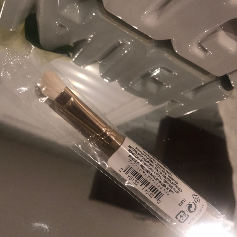 Precision eye defining brush - Picture 2 of 2
